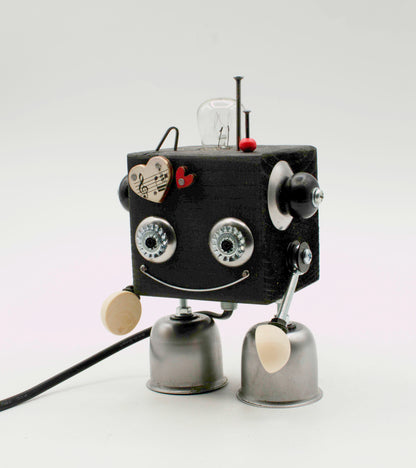 Robot lampada da tavolo cubot nero con occhi argentati e charm musicale a forma di cuore fatta a mano