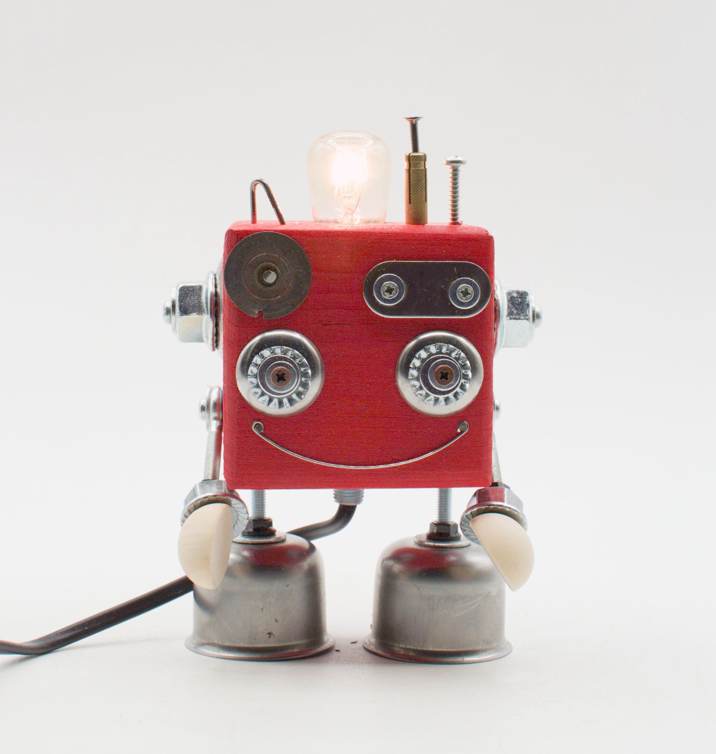 Lampada da tavolo robot cubot rossa con testa lampadina luminosa occhi metallici e piedi beige fatta a mano