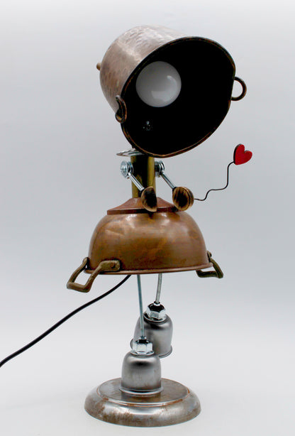 Lampada da tavolo industriale bronzo in stile robot ballerina con braccia articolate e cuore decorativo fatta a mano