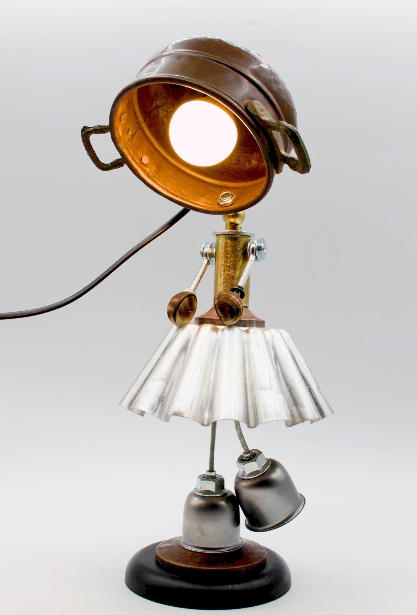 Lampada da tavolo robot ballerina fatta a mano con testa in vaso bronzo scuro e base argento a gonna plissettata