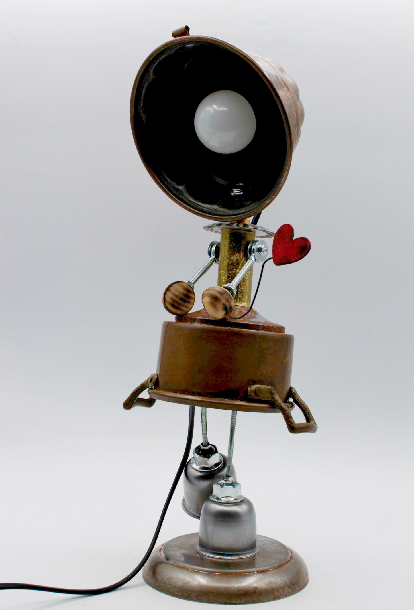 Lampada da tavolo robot ballerina in stile steampunk, corpo in metallo color ottone e testa faretto nera