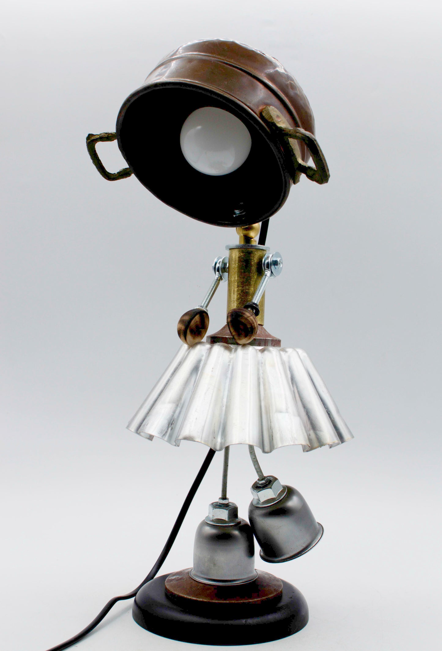 Lampada da tavolo industriale robot stile ballerina testa in metallo color ottone base argento a pieghe piedi neri