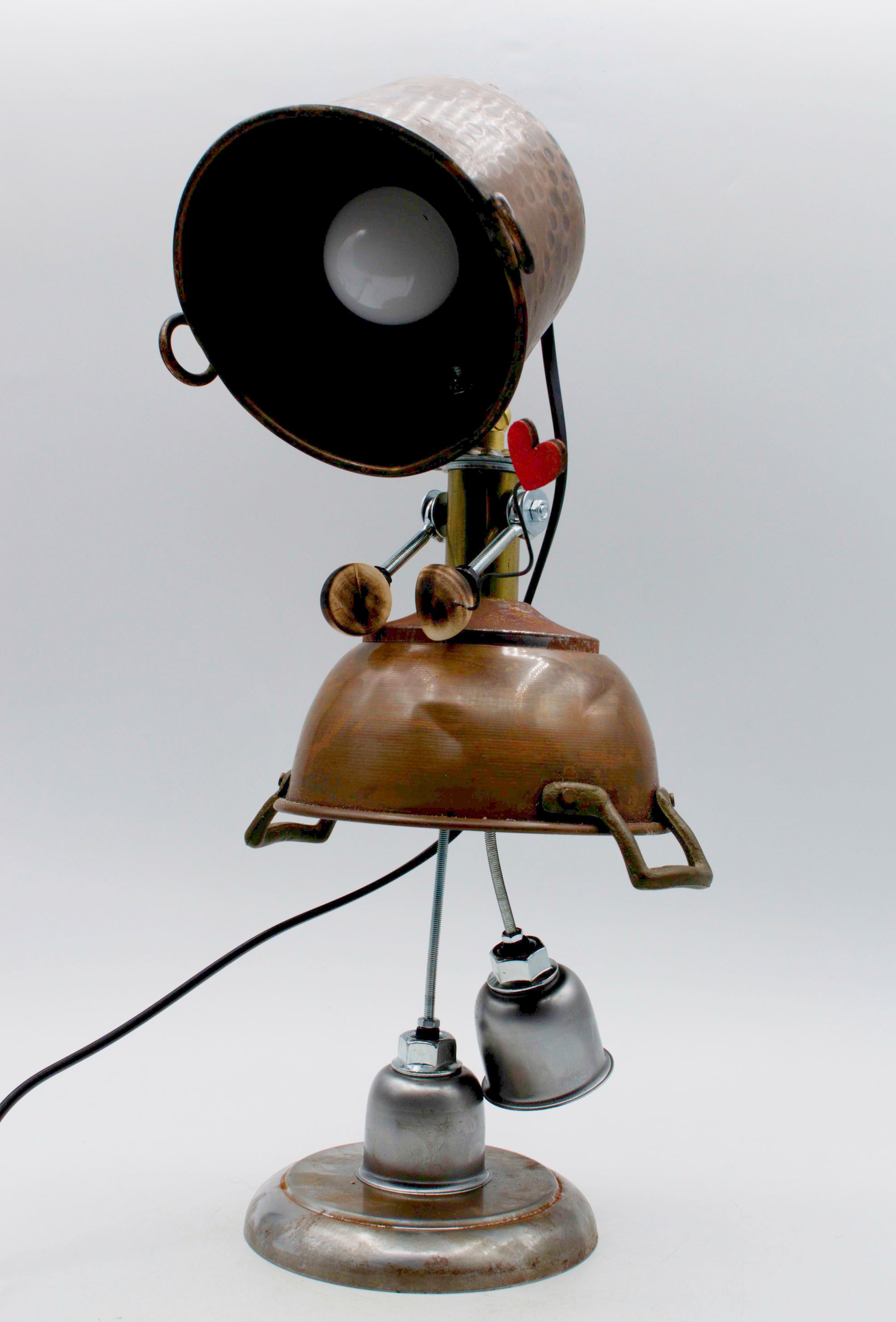 Robot lampada da tavolo ballerina in stile vintage industrial con finitura bronzo e braccia articolate fatta a mano