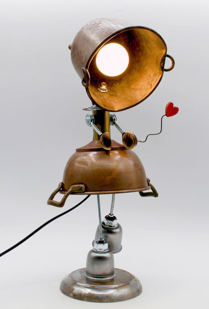 Lampada da tavolo robot stile ballerina in ottone rustico con testa faro vintage e cuore rosso fatta a mano