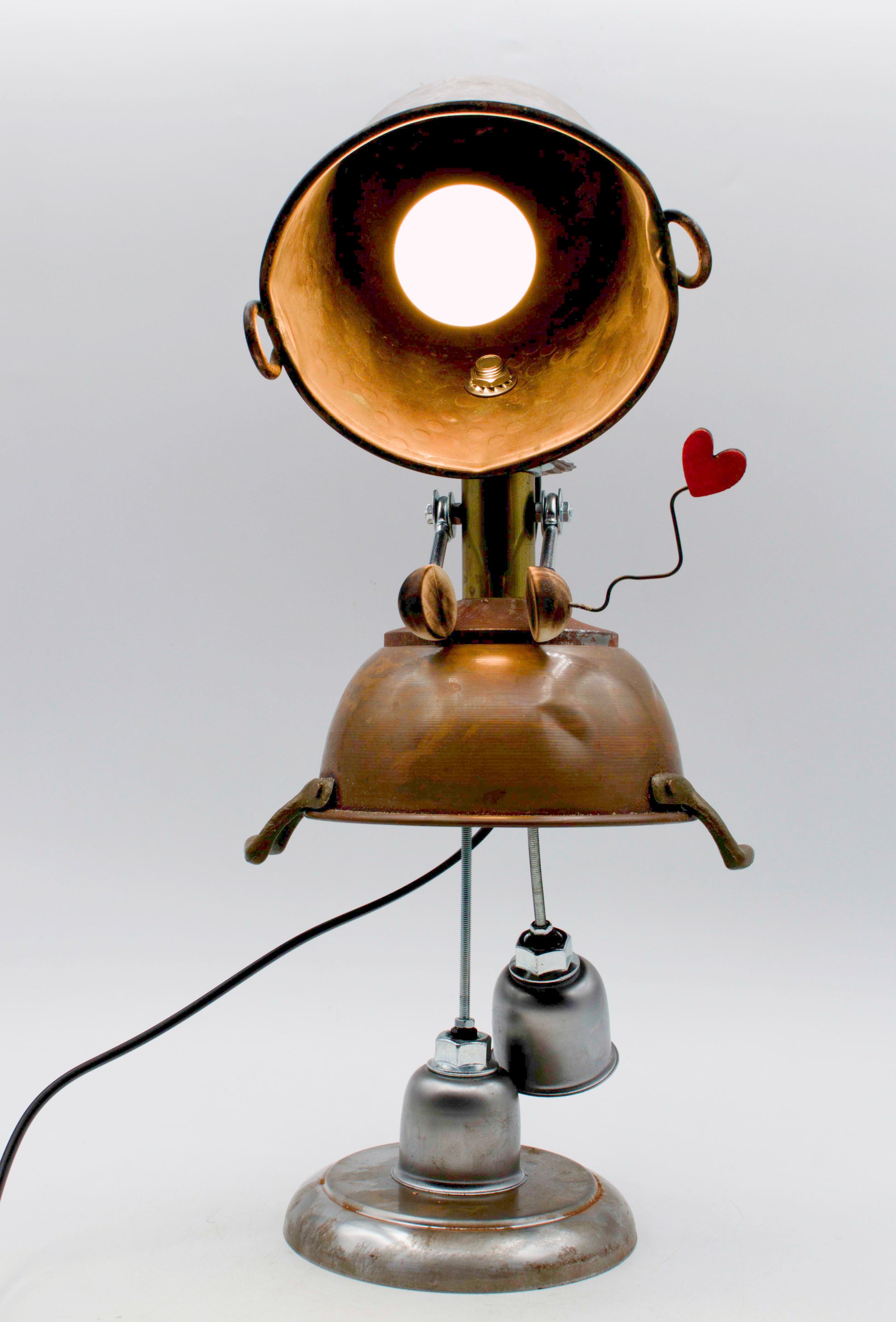 Robot lampada da tavolo stile ballerina in ottone rustico con testa rotonda aperta e articolazioni regolabili