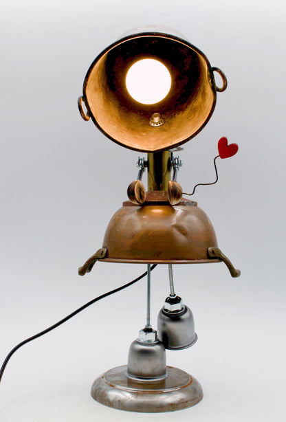Robot lampada da tavolo stile ballerina in ottone rustico con testa rotonda aperta e articolazioni regolabili