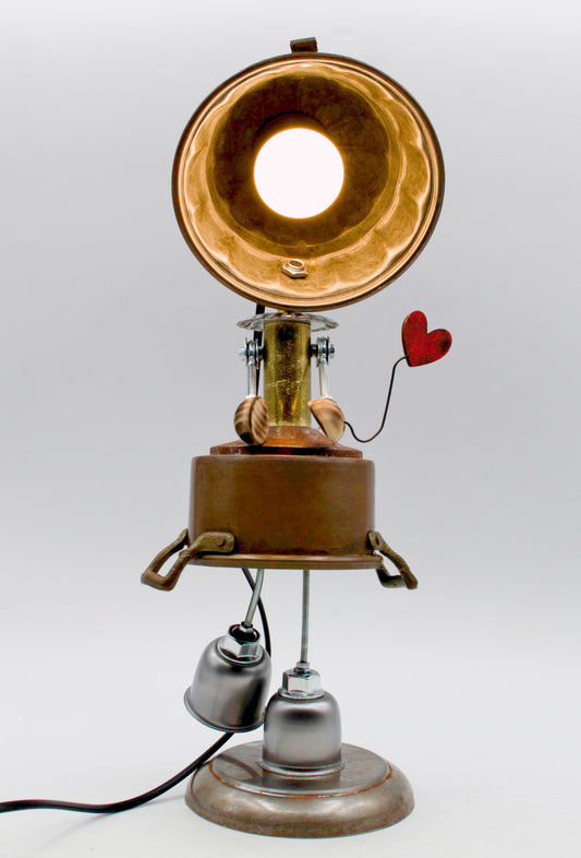 Lampada da tavolo robot stile ballerina in ottone con testa circolare luminosa e cuore rosso su filo