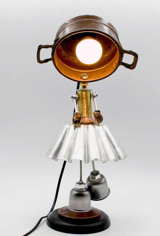 Lampada da tavolo robot stile ballerina steampunk con testa in metallo, torso color ottone e gonna metallica fluttuata