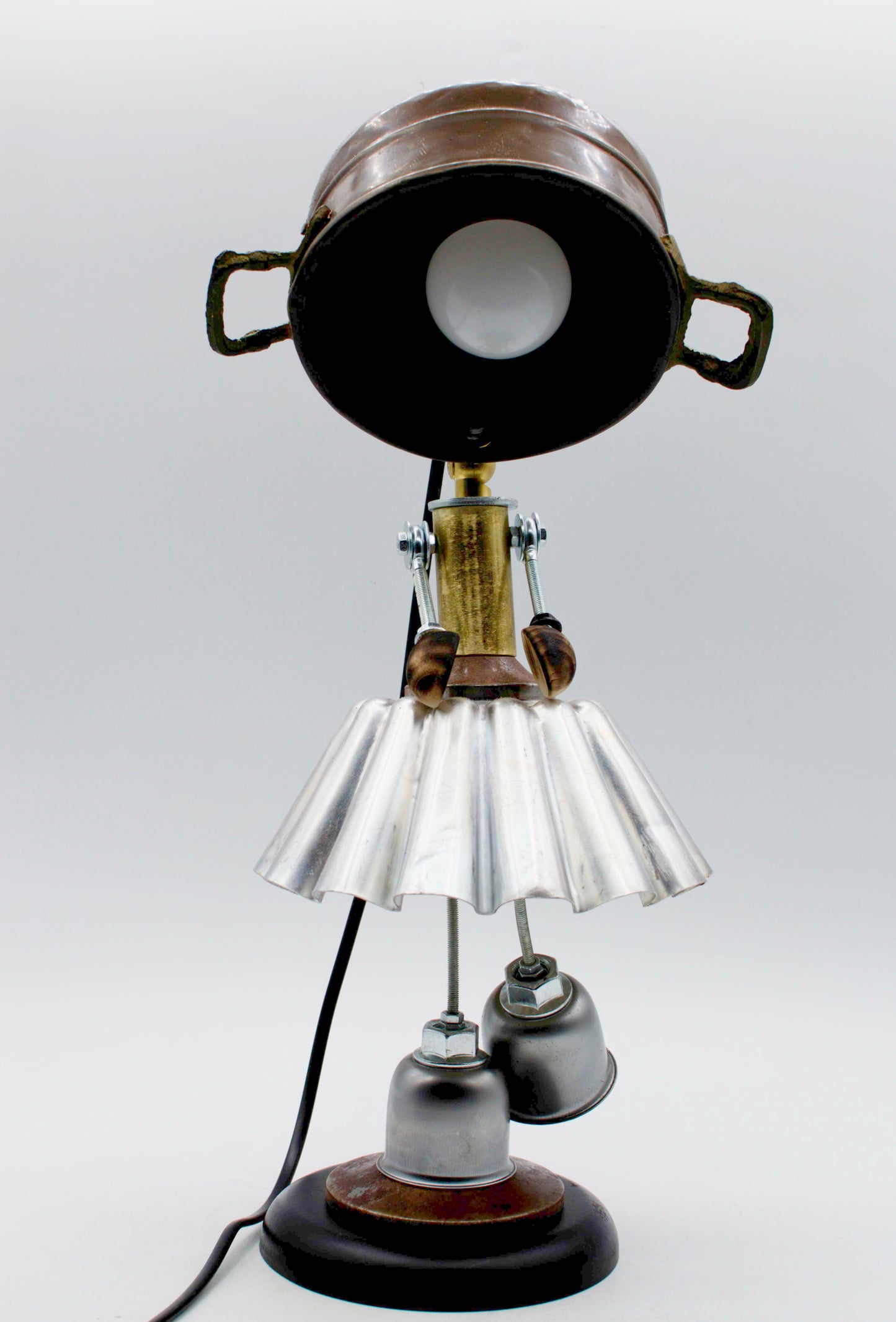 Lampada da tavolo robot stile ballerina con testa a vaso metallico, gonna argentata e gambe a campana steampunk