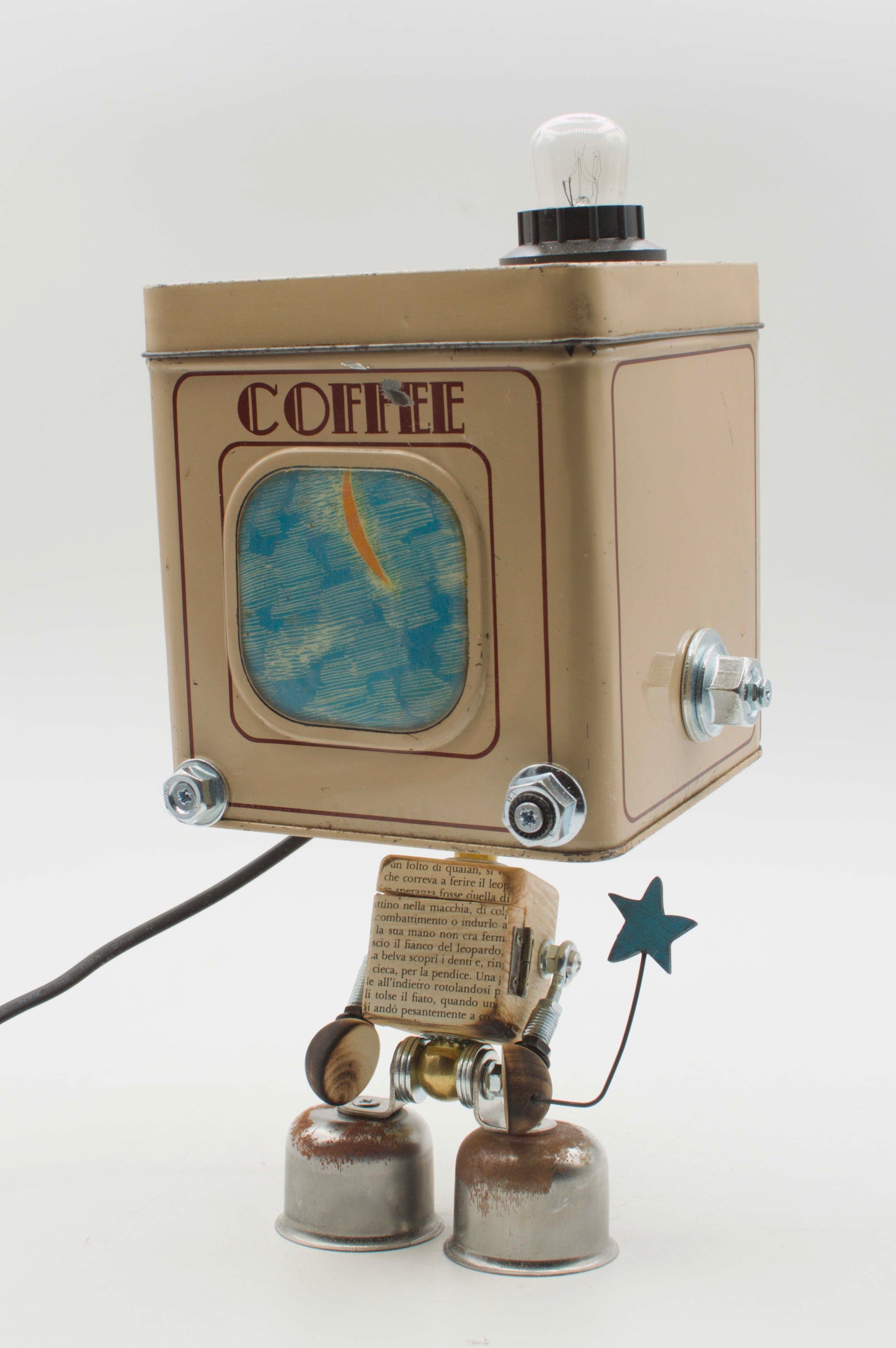 Lampada da tavolo robot stile vintage fatta a mano da latta di caffè beige con arti metallici riciclati