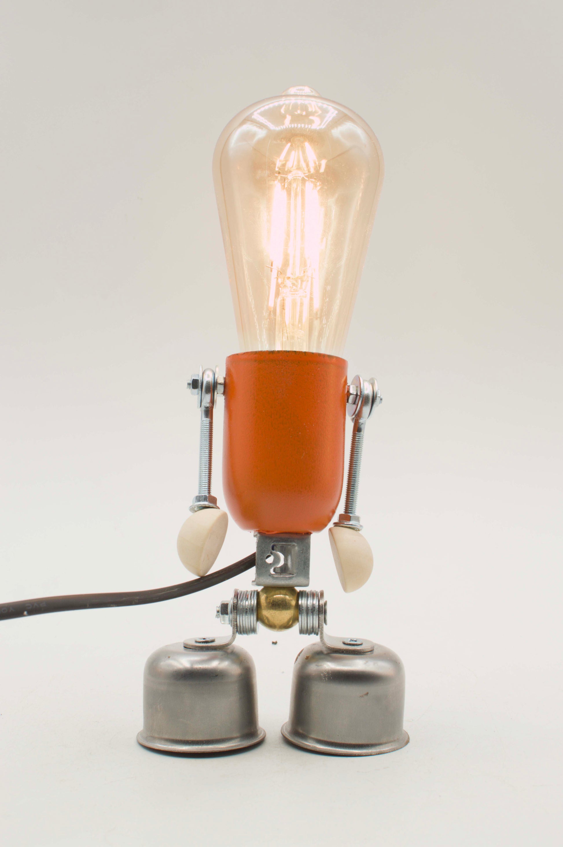 Lampada da tavolo robot arancione metallizzata fatta a mano con lampadina a filamento luminosa stile edi