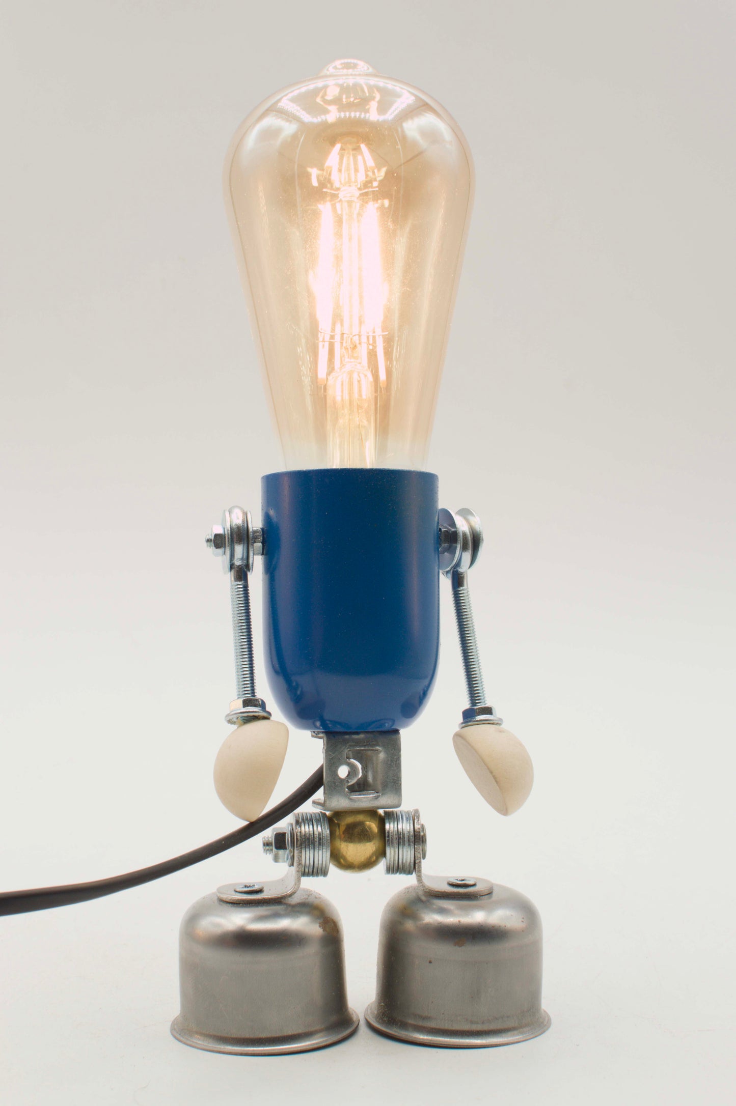 Lampada da tavolo robot blu stile EDI con bulbo ambrato brillante e gambe metalliche fatte a mano