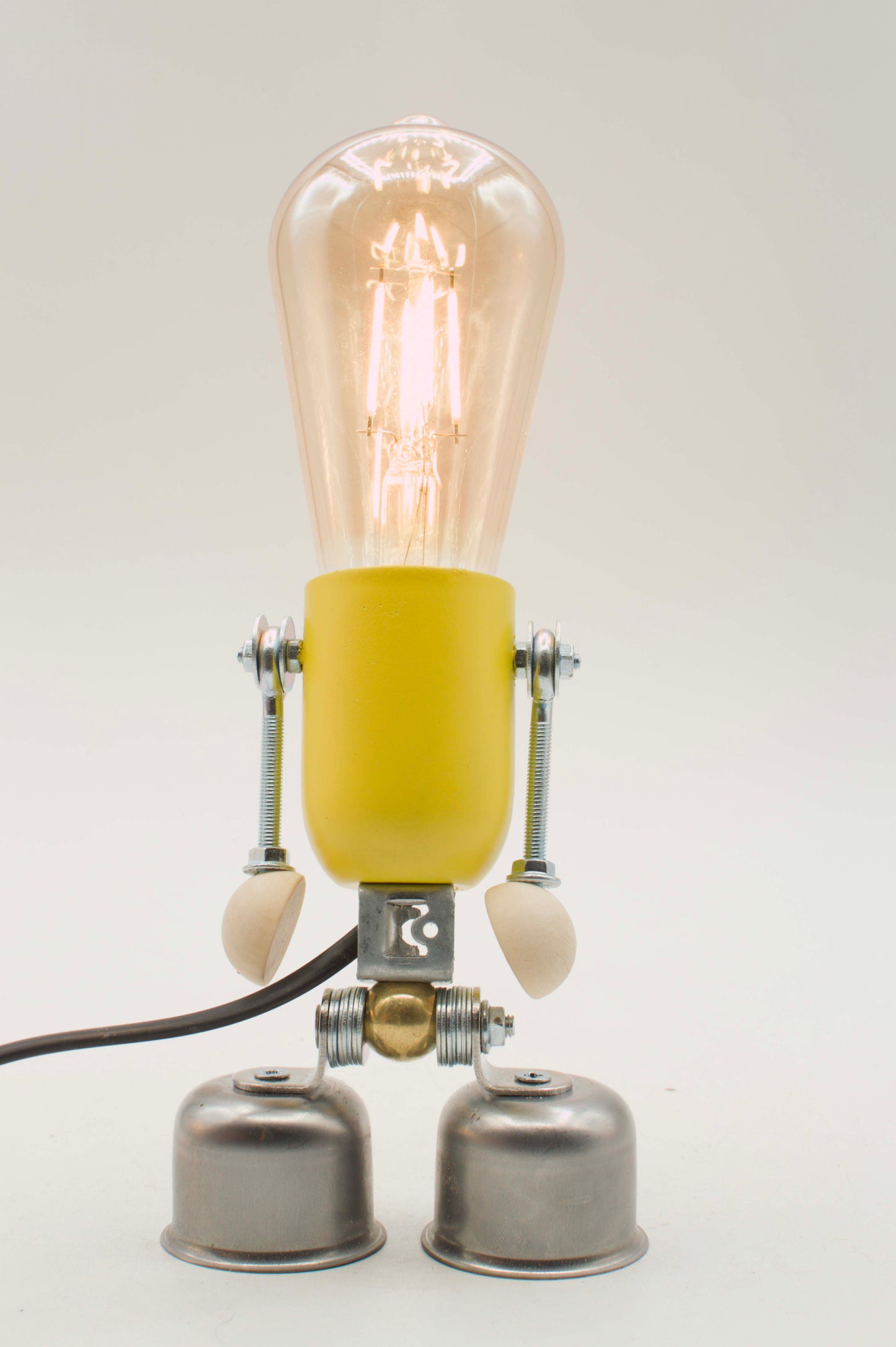 Lampada da tavolo robot gialla stile edi fatta a mano con bulbo edison chiaro e gambe metalliche argento
