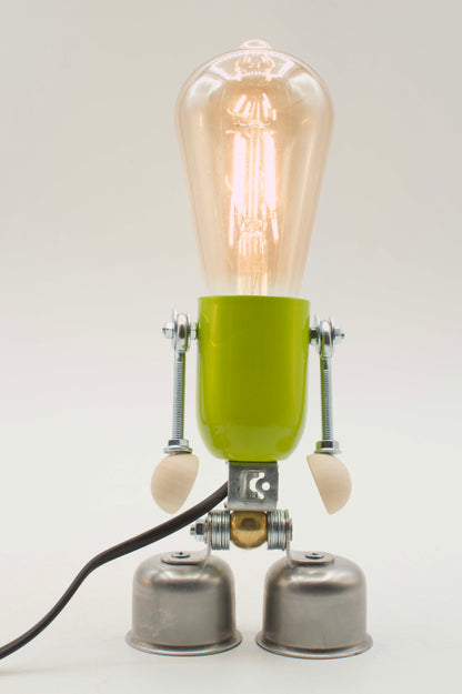 Lampada da tavolo robot EDI fatta a mano con corpo verde lime, lampadina ambrata e braccia in metallo con viti