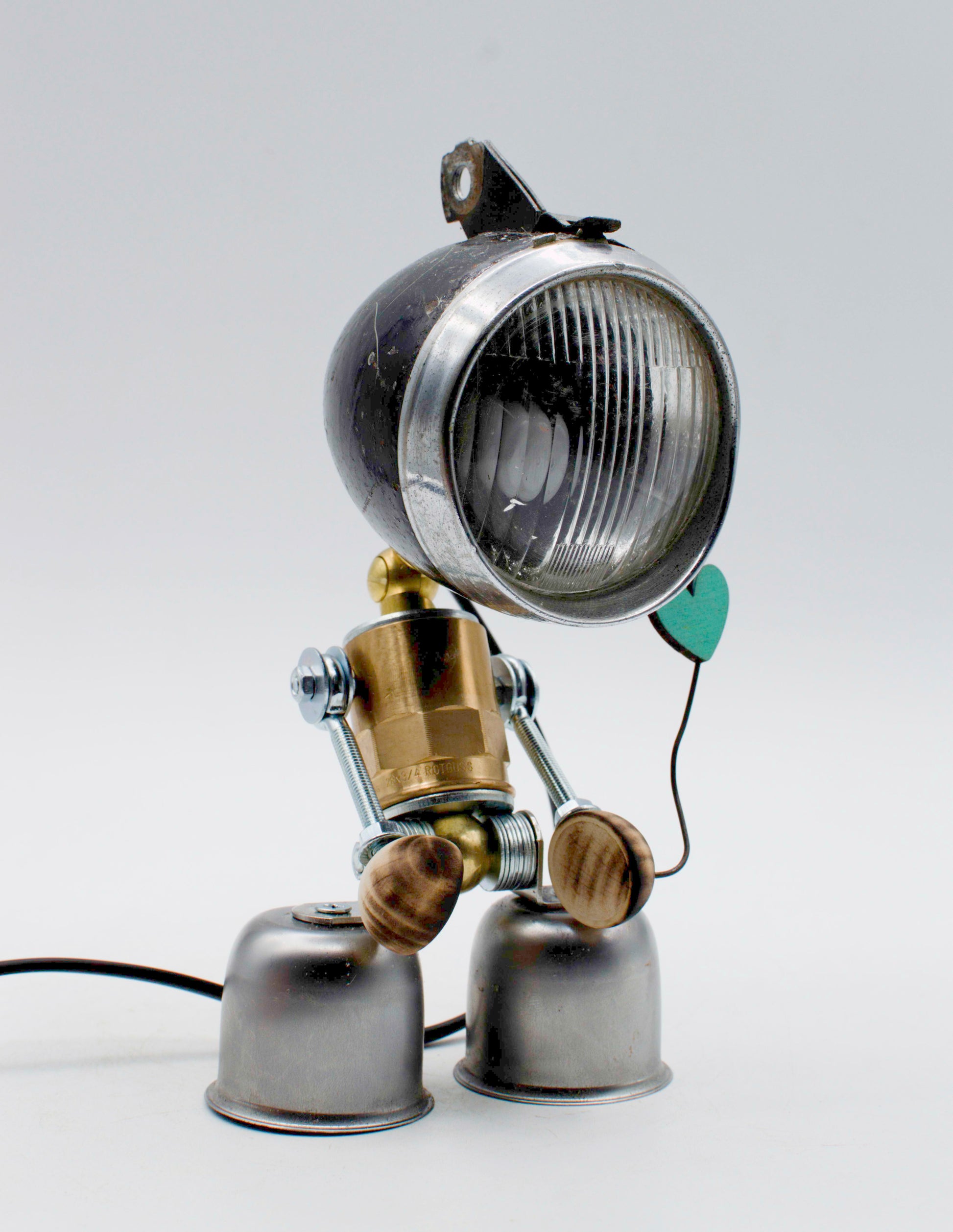 Lampada da tavolo robot steampunk fatta a mano con testa nero e ottone, arti articolati in metallo e piedi da lattine riciclate