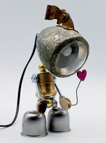 Robot lampada da tavolo stile fanale in stile steampunk con corpo metallico invecchiato e dettagli in ottone