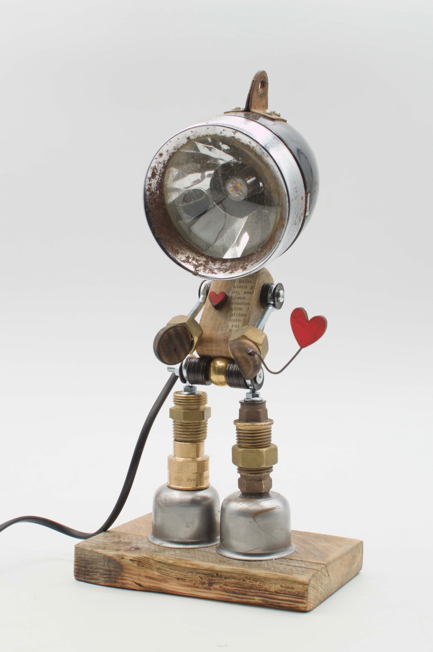 Lampada da tavolo robot stile fanale con testa vintage in cromo e braccia in ottone e acciaio con cuori rossi