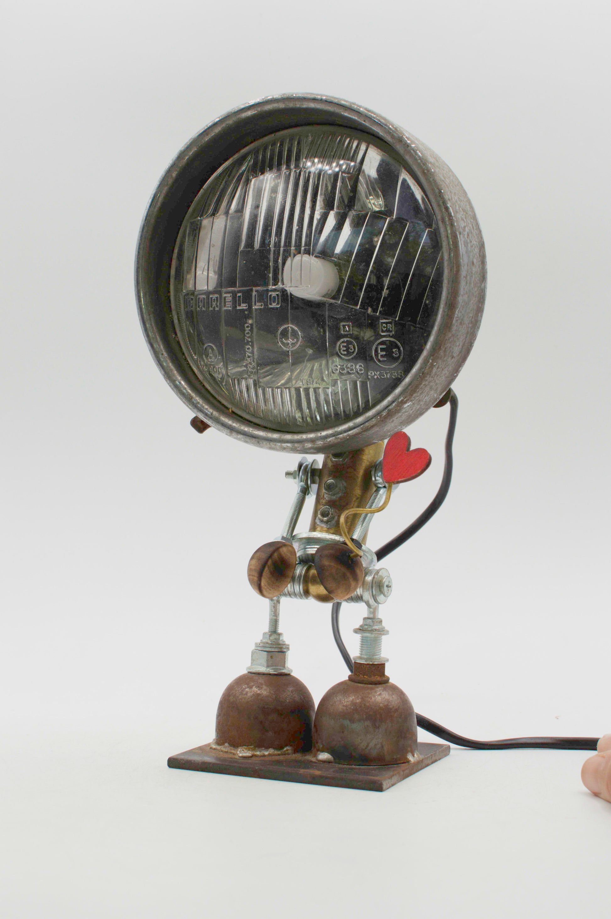 Graziosa lampada creata robot lampada da tavolo stile fanale in metallo con testa circolare nera e gambe di bulloni e tubi