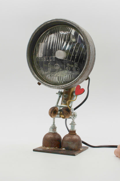 Graziosa lampada creata robot lampada da tavolo stile fanale in metallo con testa circolare nera e gambe di bulloni e tubi