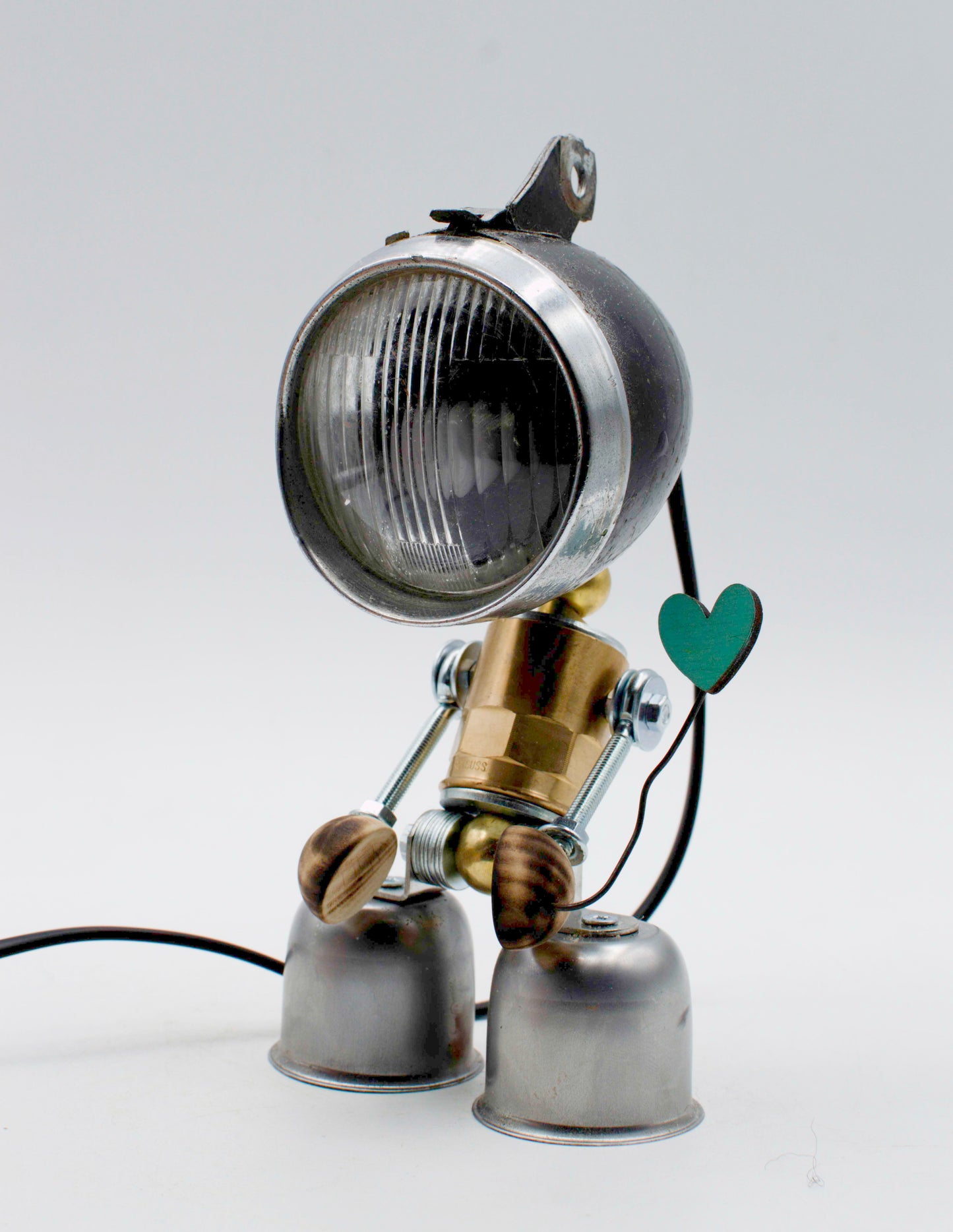 Robot lampada da tavolo stile fanale in stile steampunk con corpo nero e ottone e faro vintage per il volto