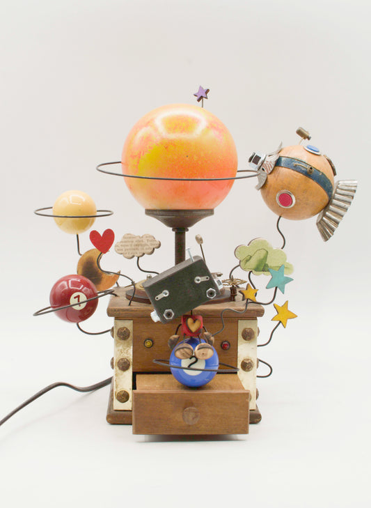 Robot lampada da tavolo stile galassia fatta a mano con planisfero arancione metallizzato e pianeti biliardo decorativi