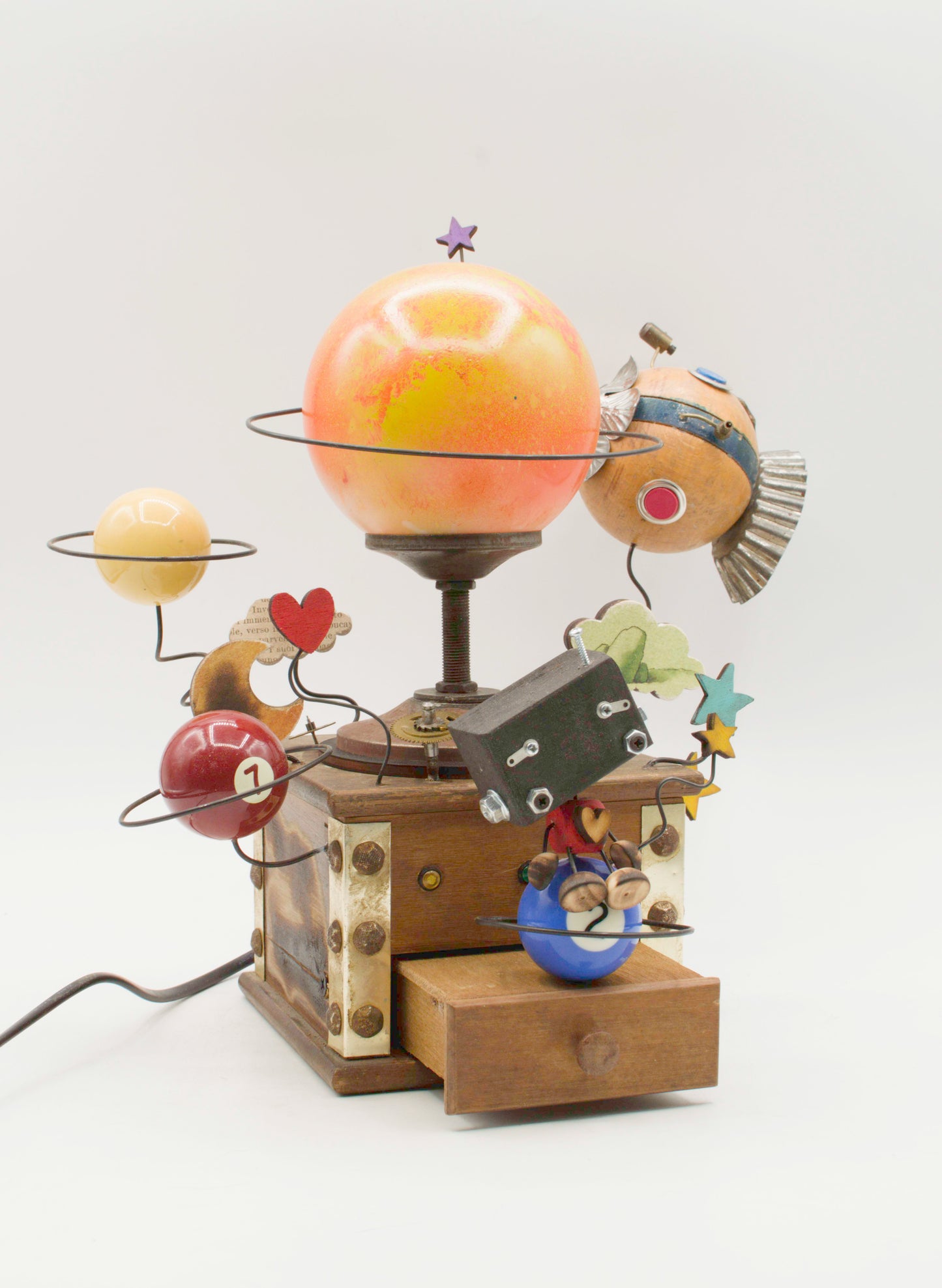 Robot lampada da tavolo galassia fatta a mano con pianeta arancione centrale e orbite di biglie colorate