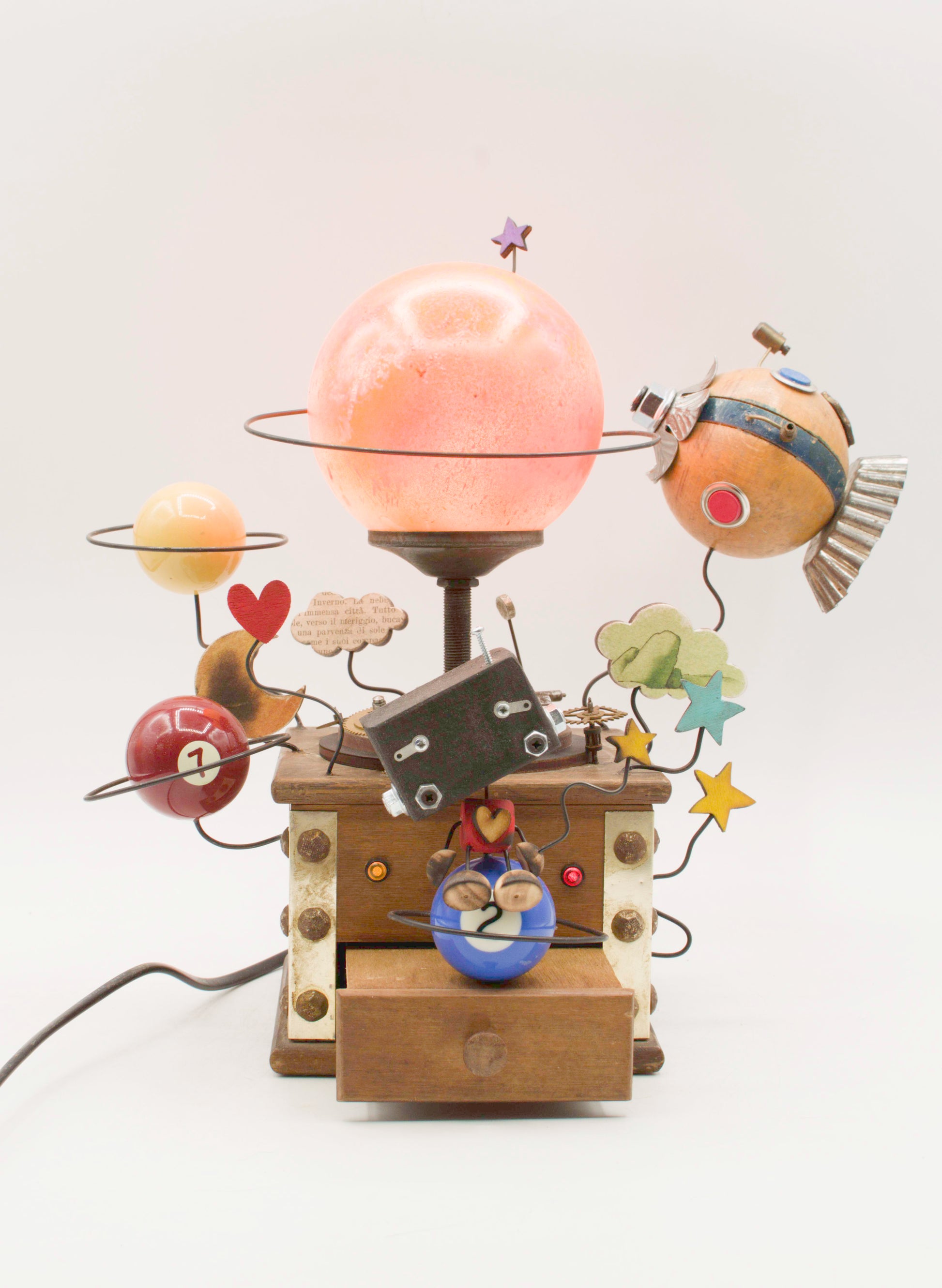 Robot lampada da tavolo stile Galassia con orb luminoso pesca, ingranaggi metallici e decorazioni steampunk uniche