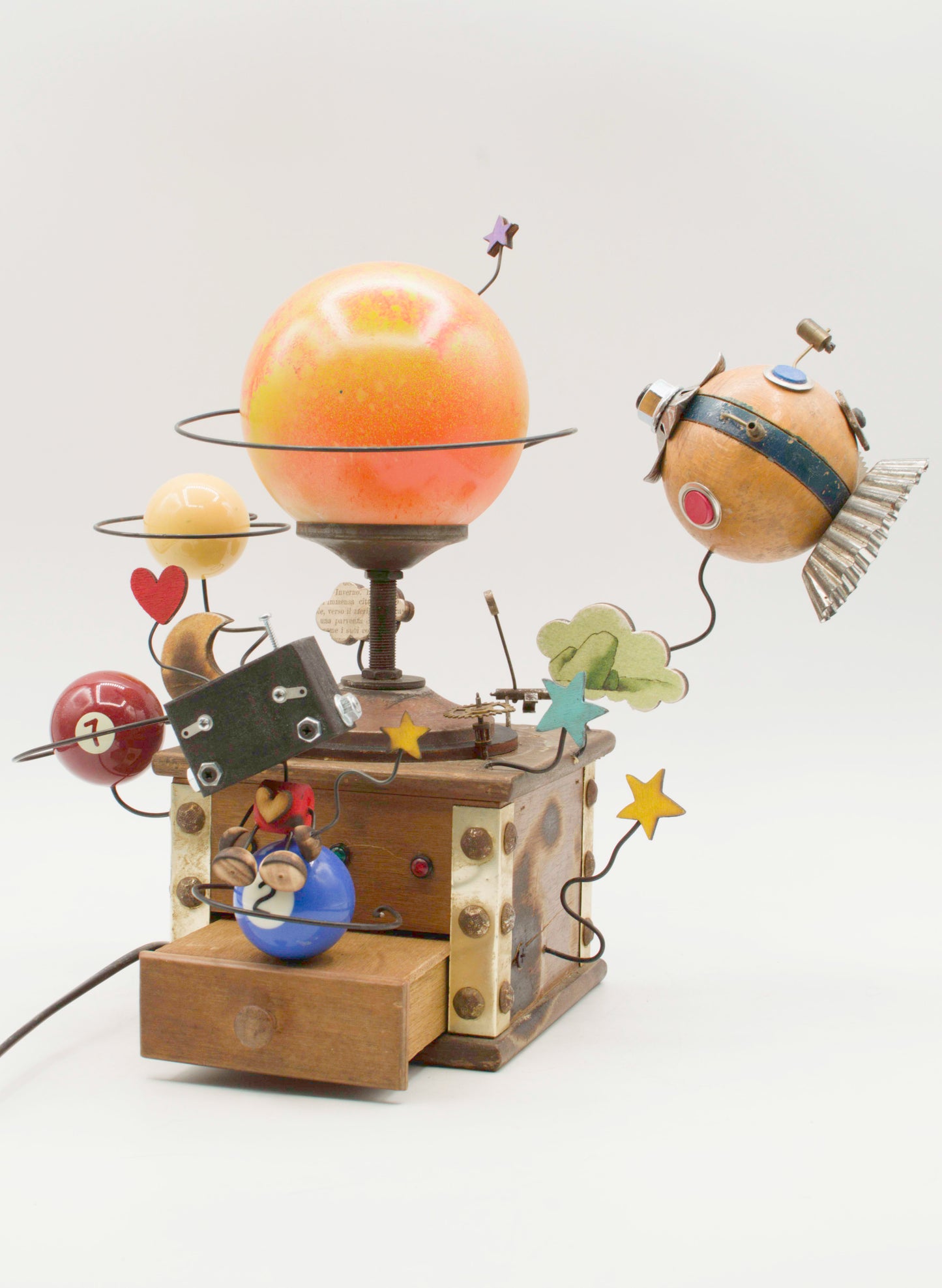 Robot lampada da tavolo stile galassia con globo ambra e pianeti orbitanti in materiali ecletici fatta a mano