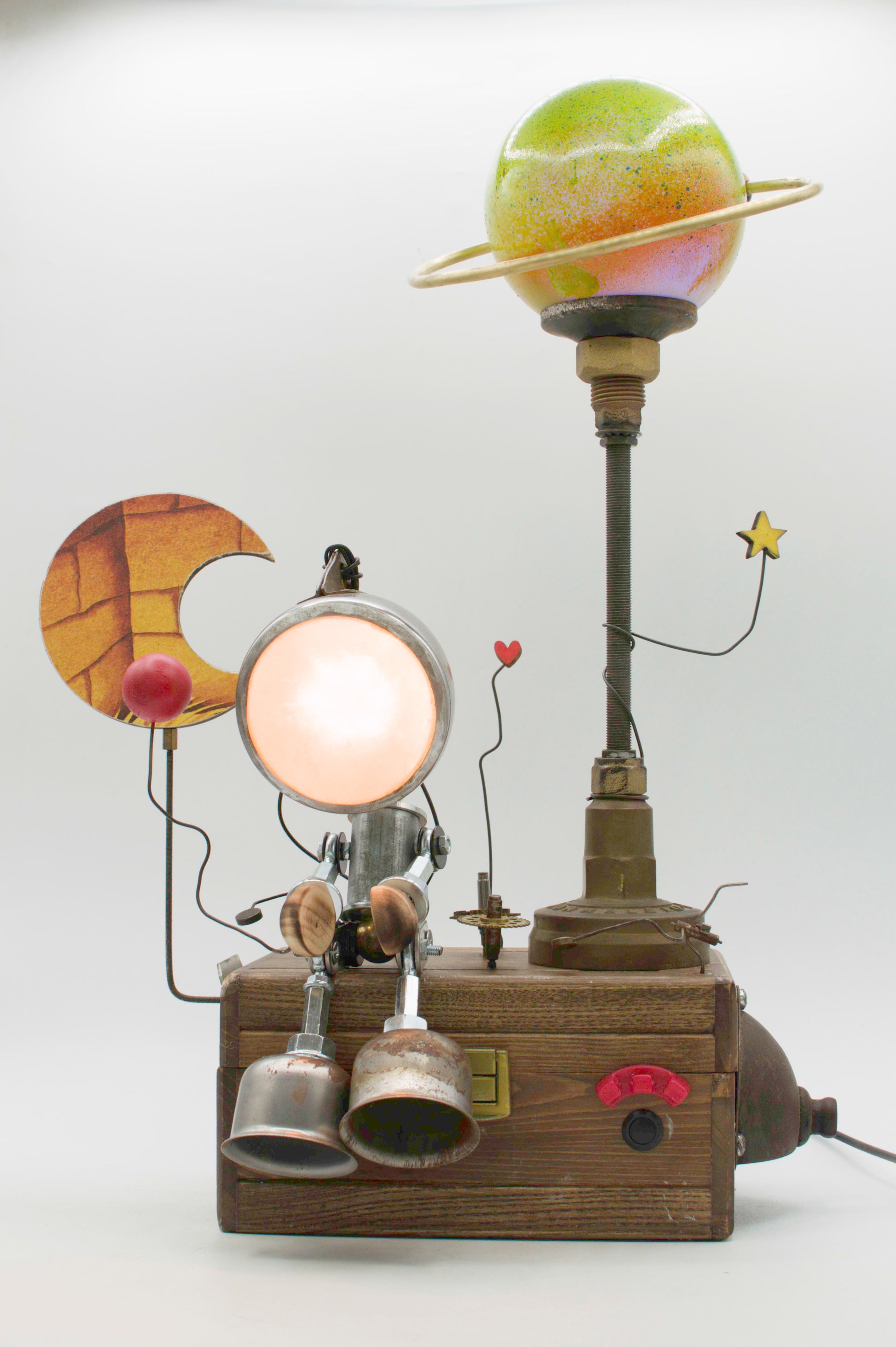 Lampada da tavolo robot stile galattico fatta a mano con luce circolare, campane metalliche e pianeta verde con anelli