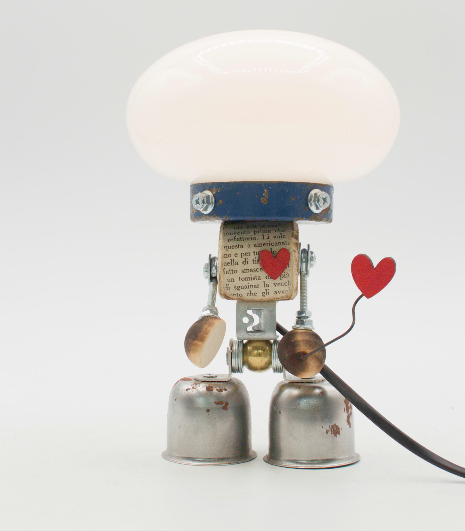 Graziosa lampada creata come robot lampada da tavolo stile fanale con cupola bianca e corpo in tappi riutilizzati