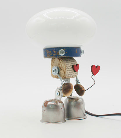 Graziosa robot lampada da tavolo stile fanale con paralume bianco a fungo e corpo metallico riciclato fatta a mano