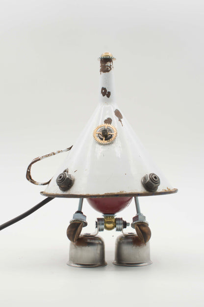 Lampada da tavolo robot stile imbuto bianca in smalto con interno rosso e dettagli in metallo fatta a mano