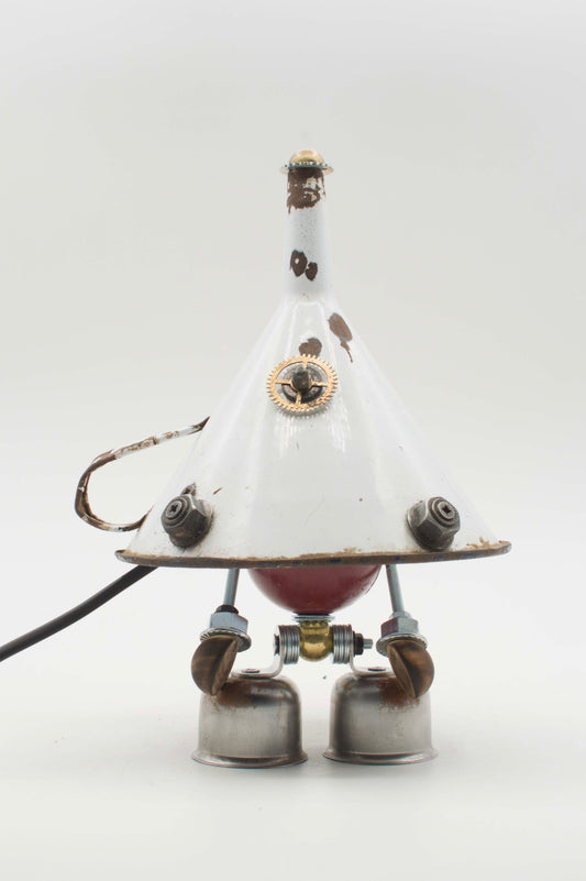 Lampada da tavolo robot stile imbuto bianca in smalto con interno rosso e dettagli in metallo fatta a mano