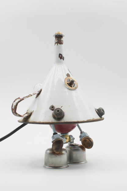Robot lampada da tavolo imbuto in smalto bianco con ingranaggi in ottone e gambe in metallo fatta a mano