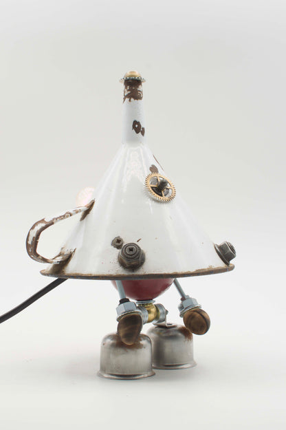 Lampada da tavolo robot imbuto bianca in smalto con ingranaggi in ottone e piedi color rame fatta a mano