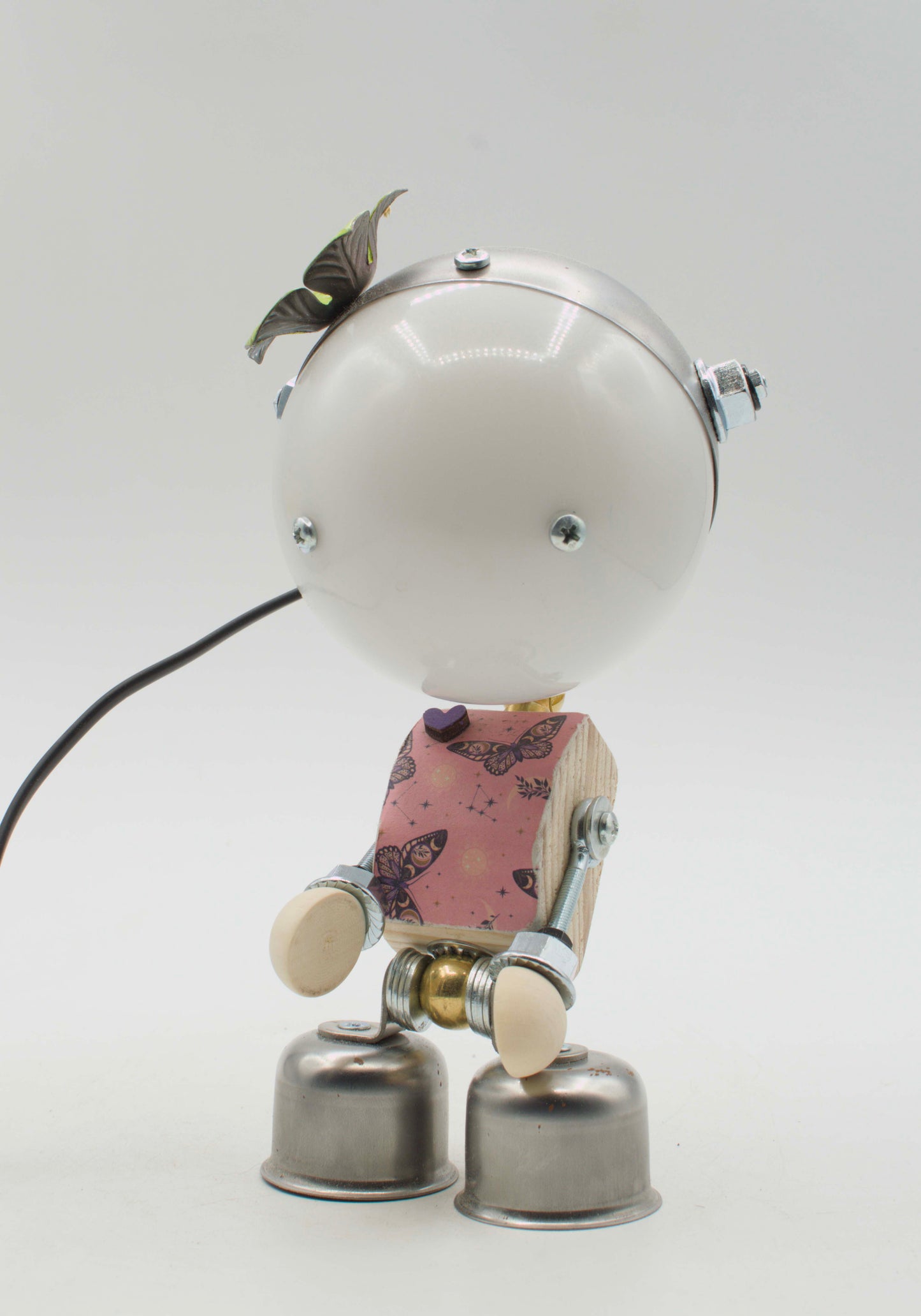 Lampada da tavolo robot kodama bianca sfera con torso rosa farfalle metallica e farfalla gialla decorativa sopra