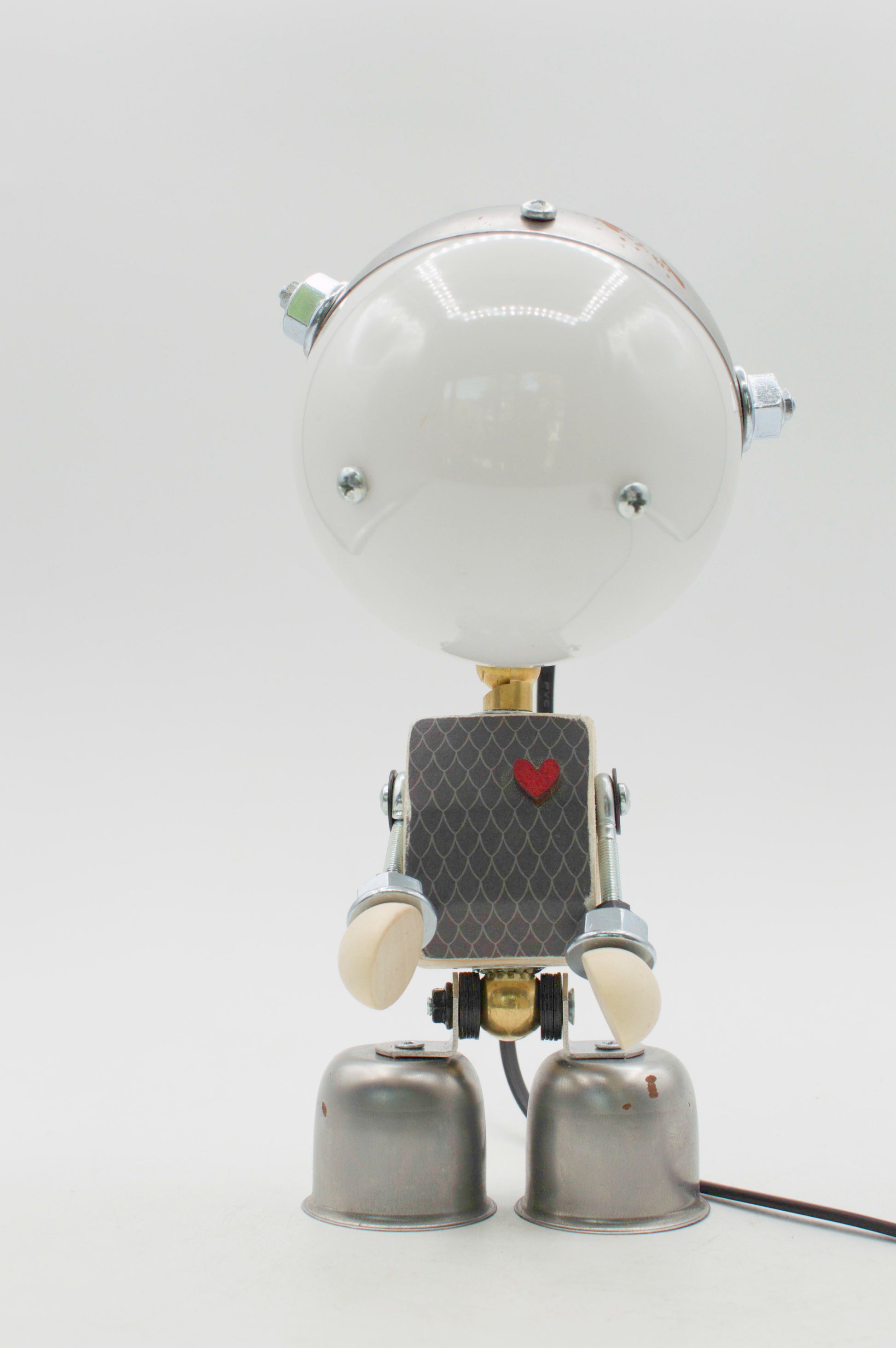 Robot kodama lampada da tavolo bianca e metallica con testa sferica lucida e torso a diamante con cuore rosso