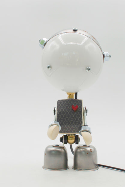 Robot kodama lampada da tavolo bianca e metallica con testa sferica lucida e torso a diamante con cuore rosso