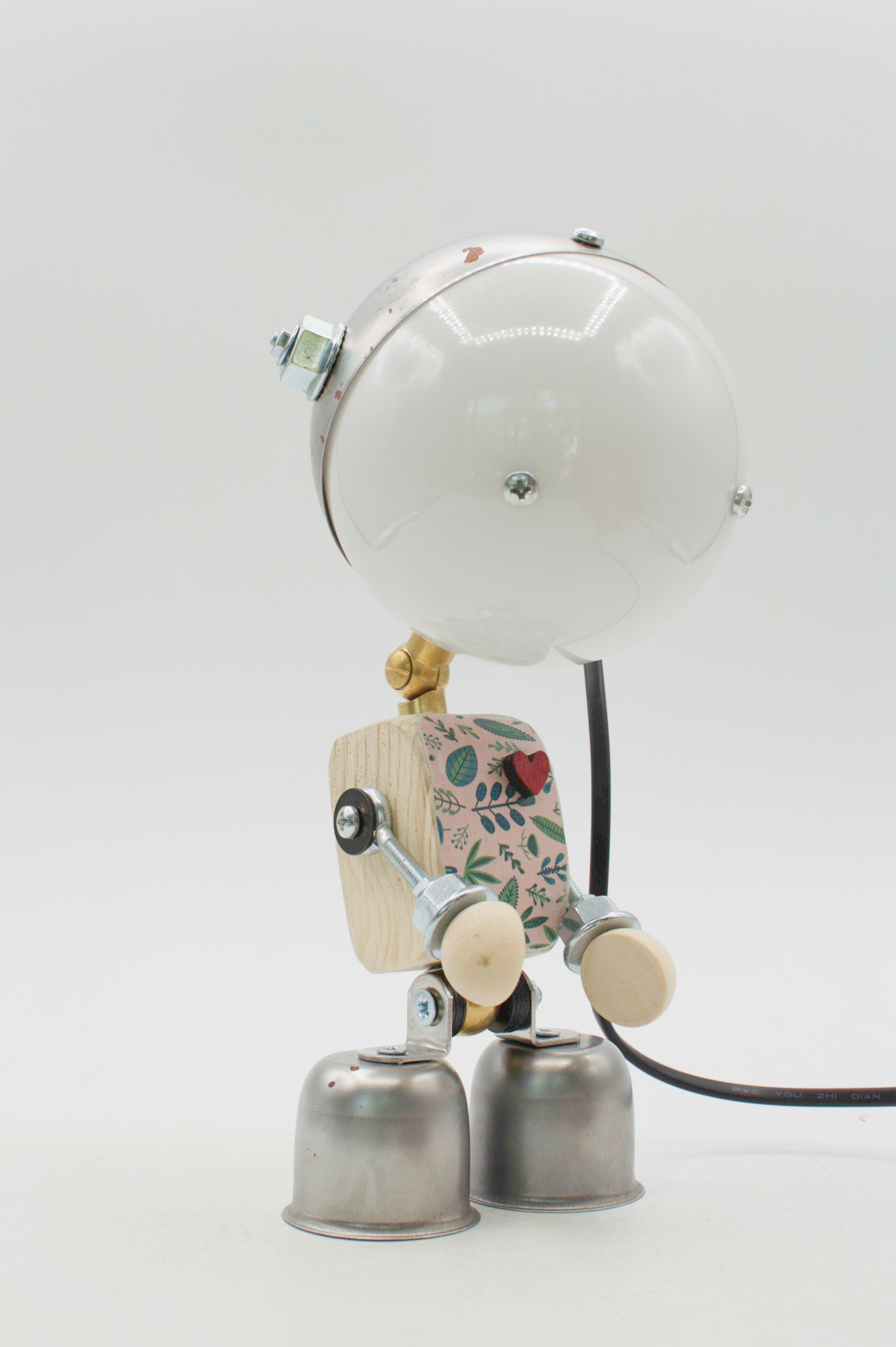 Robot kodama lampada da tavolo bianca sferica con torso in legno lavorato a mano e piedi metallici a campana