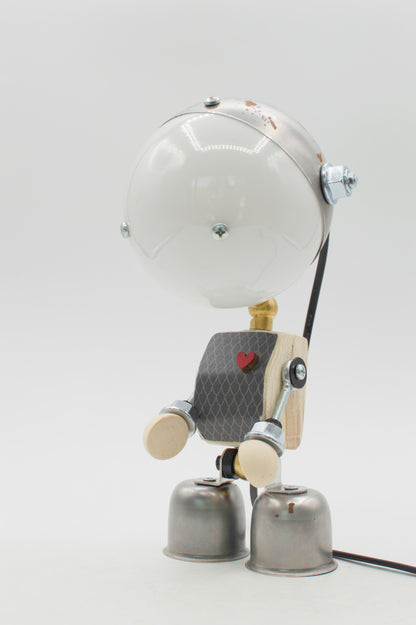 Robot kodama lampada da tavolo retro con testa sferica bianca e torso in fibra di carbonio nero con cuore rosso