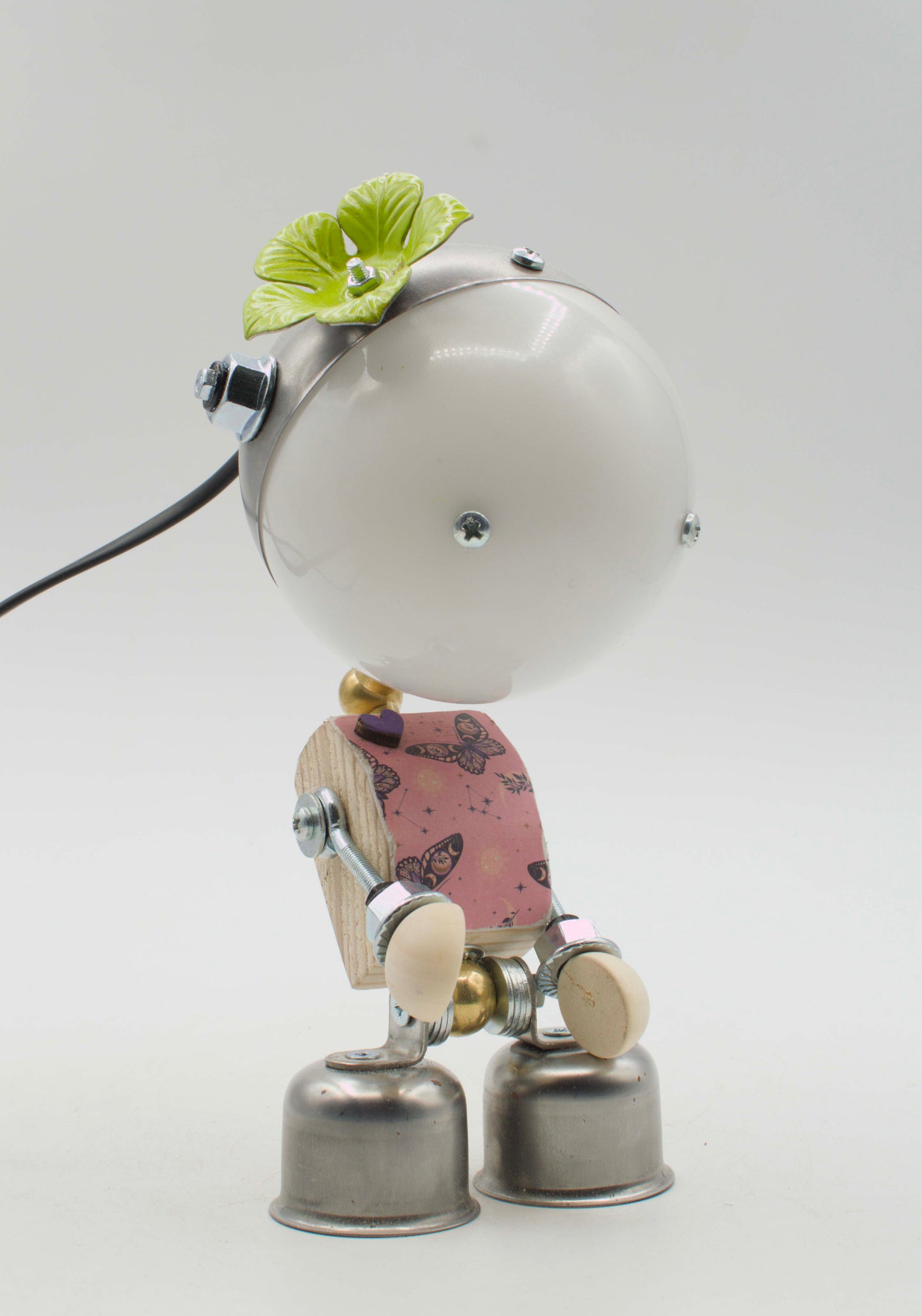 Lampada da tavolo robot kodama bianca handmade con giunti metallici e accessorio a fiore verde