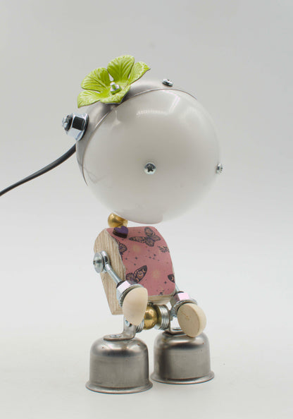 Lampada da tavolo robot kodama bianca handmade con giunti metallici e accessorio a fiore verde