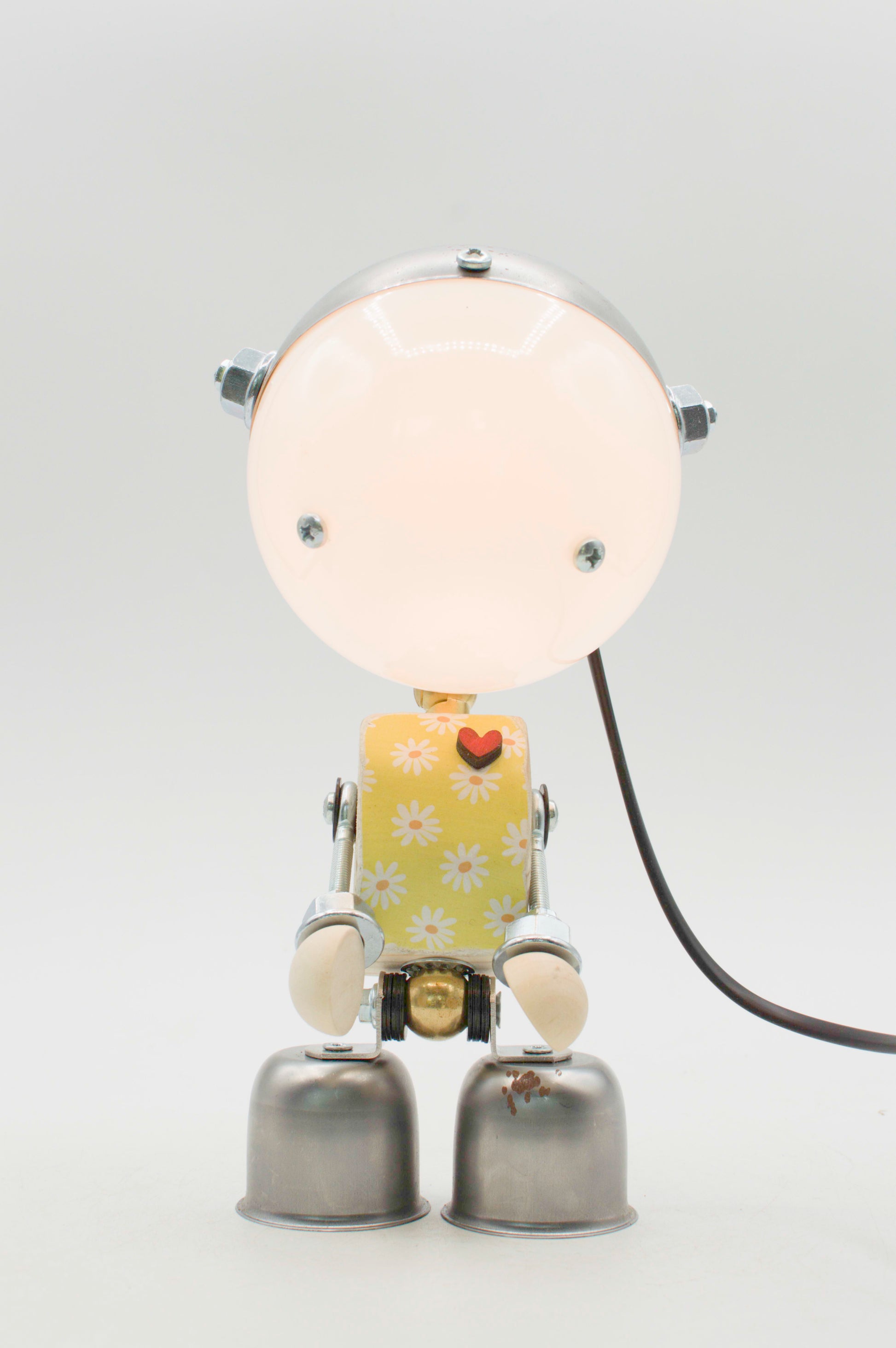 Robot lampada da tavolo stile kodama fatta a mano con testa in vetro crema e dettagli metallici argento
