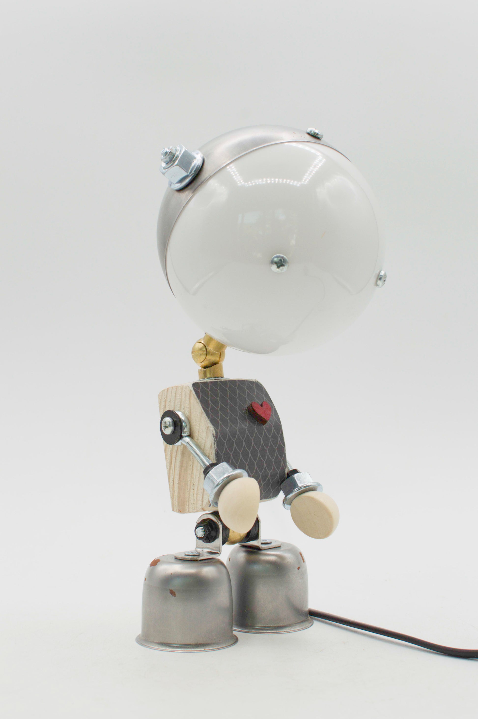 Robot kodama lampada da tavolo retro in metallo riciclato con testa sferica bianca lucida e giunti color ottone fatta a mano