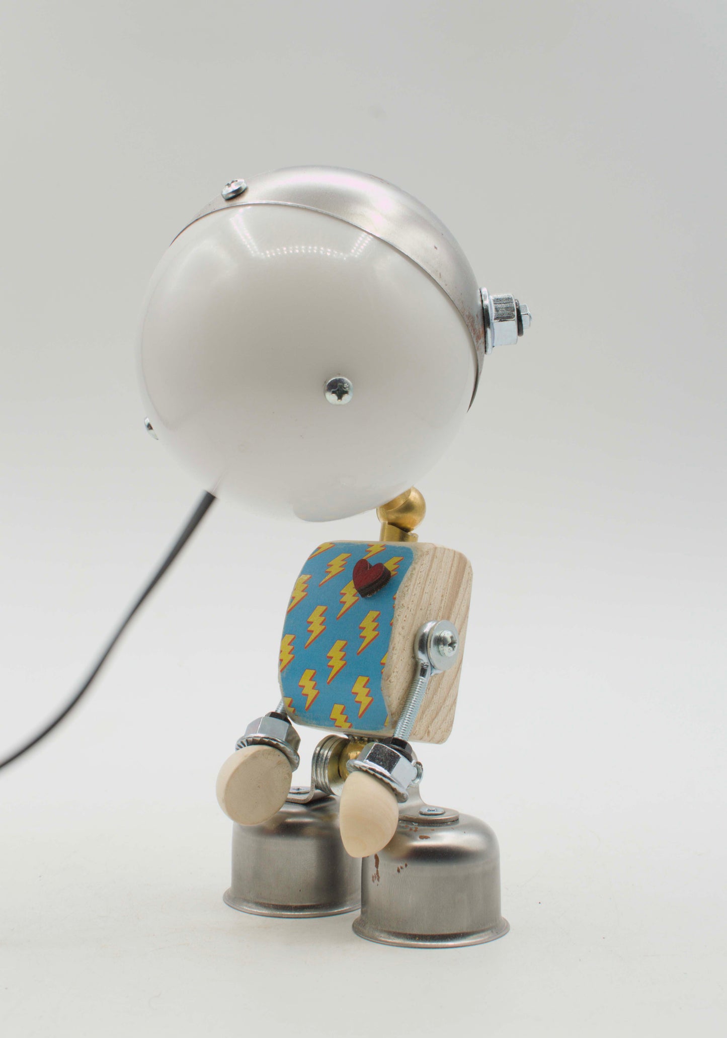Lampada da tavolo robot stile kodama fatta a mano con testa sferica argento, torso legno con fulmini blu e gambe metalliche da lattine