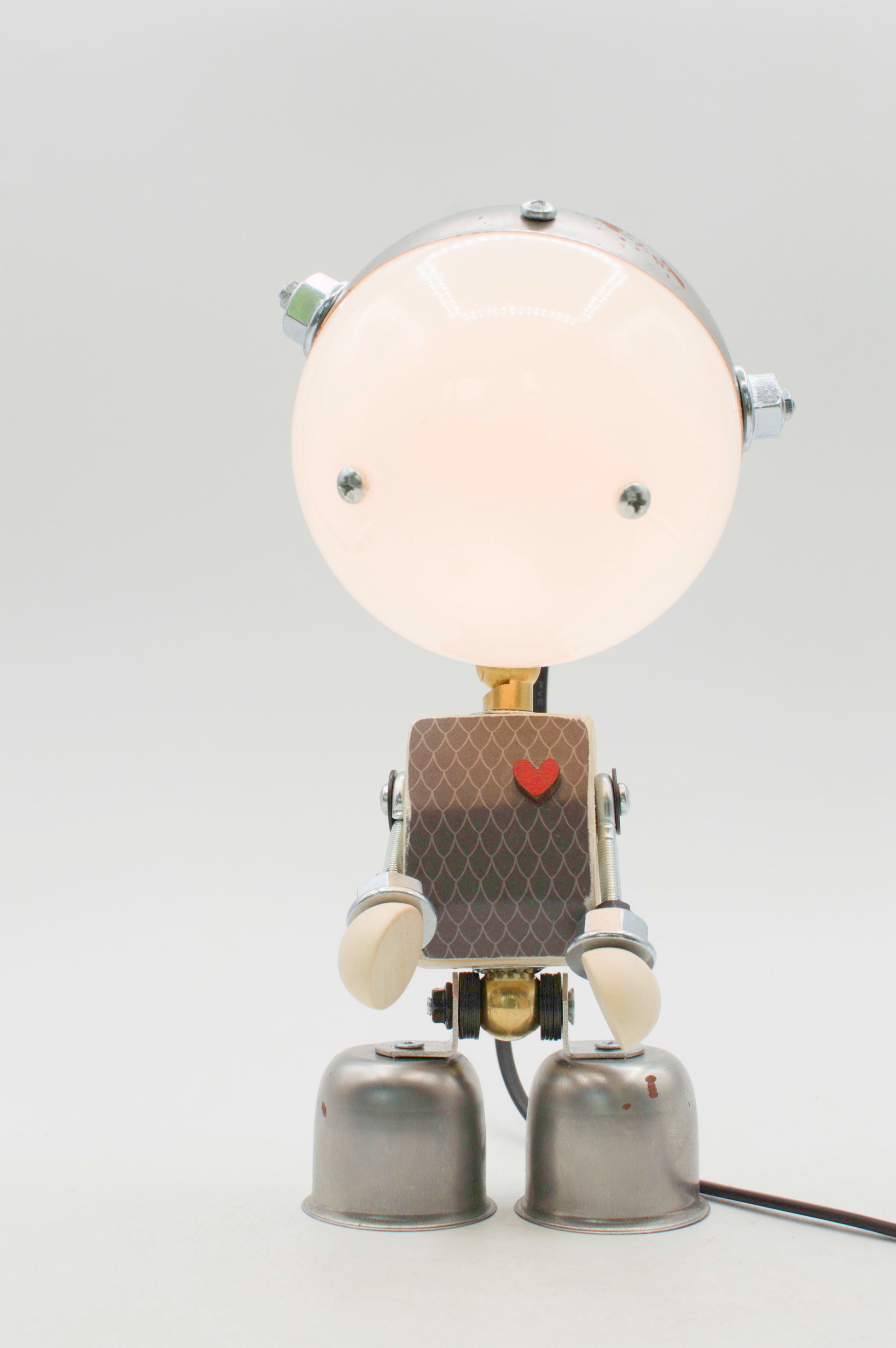 Robot kodama lampada da tavolo retro con testa in vetro satinato e torace metallizzato con cuore rosso fatta a mano