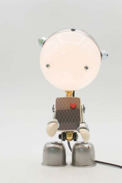 Robot kodama lampada da tavolo retro con testa in vetro satinato e torace metallizzato con cuore rosso fatta a mano