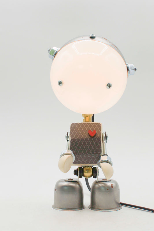 Robot kodama lampada da tavolo retro con testa in vetro satinato e torace metallizzato con cuore rosso fatta a mano