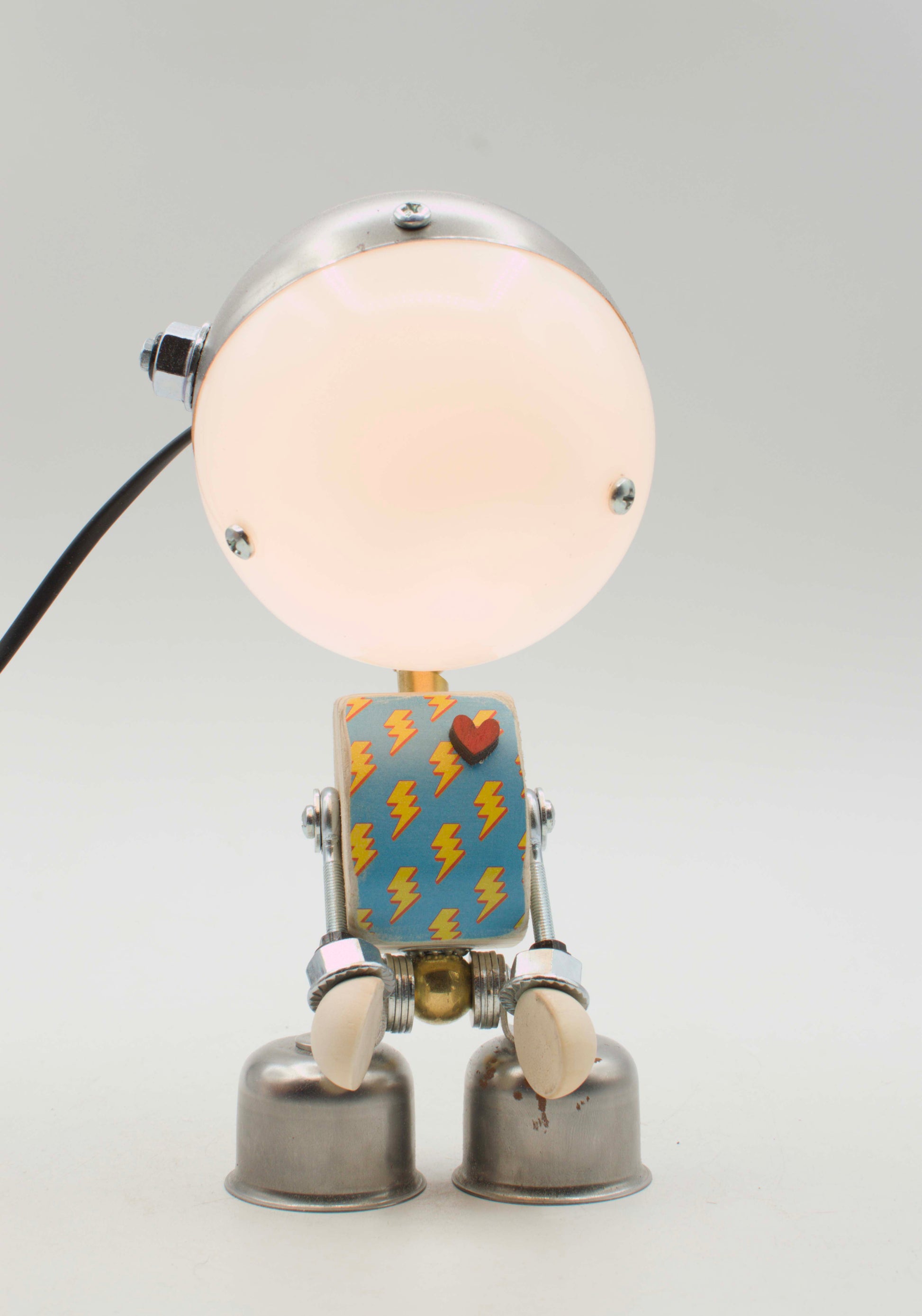 Lampada da tavolo robot kodama fatta a mano con corpo blu, fulmini gialli, cuore rosso e testa luminosa circolare