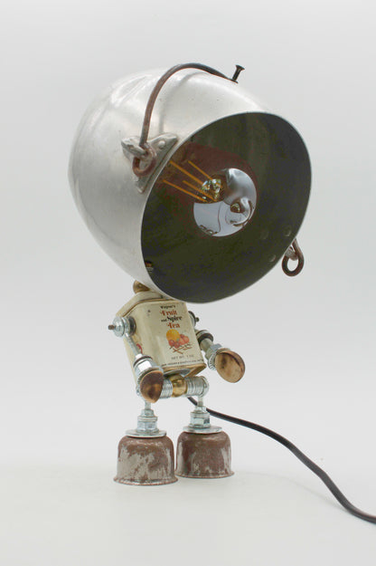 Robot lampada da tavolo stile pentolino con testa metallica a secchio e corpo vintage in latta da tè fatta a mano